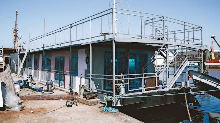 Vor Anker im Hamburger Hafen: Am Ende blieb kaum was vom ursprünglichen Boot übrig.