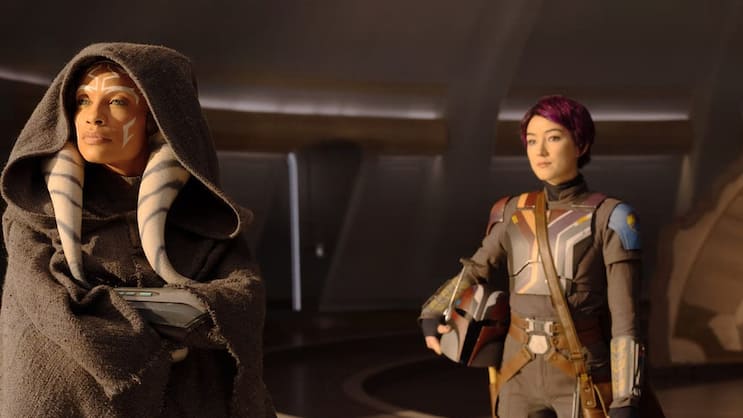 Ahsoka Tano (Rosario Dawson, l.) und Sabine Wren (Natasha Liu Bordizzo) in der neuen «Star Wars»-Serie «Ahsoka».