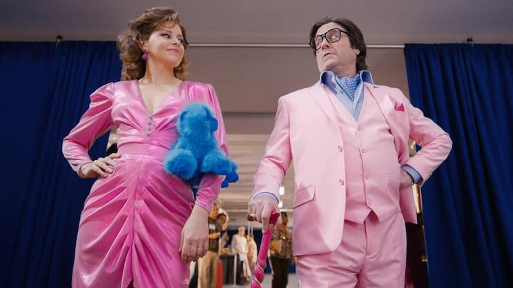 Ohne Frauen wie Robbie (Elizabeth Banks) hätte der narzisstische Spielzeugverkäufer (Zach Galifianakis) sein Plüschimperium niemals aufbauen können.