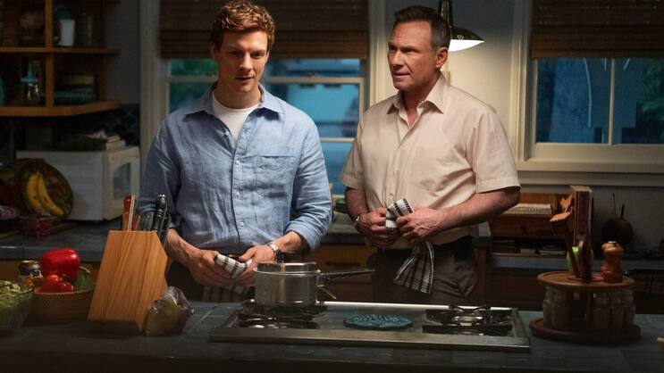 Harry (Christian Slater, r.) hilft Sohn Dexter (Patrick Gibson), seine Triebe zu kanalisieren.