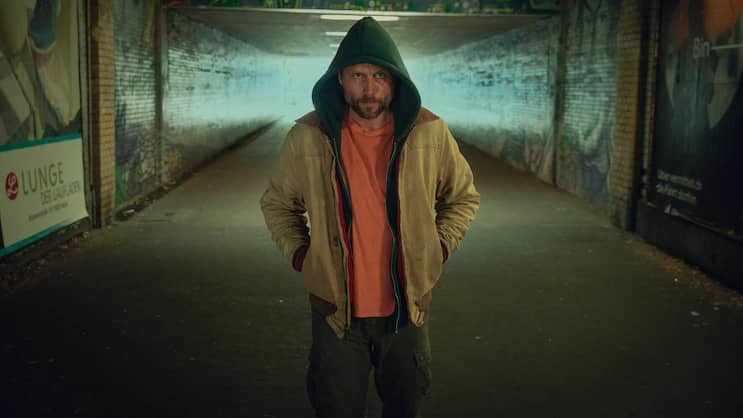 Mike Atlas (Max Riemelt) ist ein sehr gepflegter Randständiger: