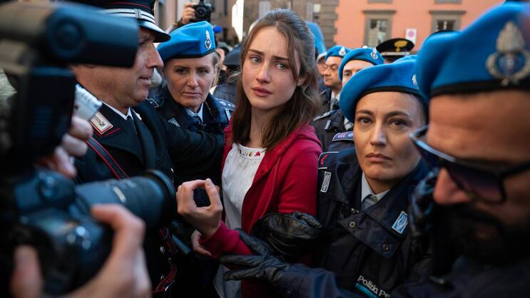 Amanda Knox (Grace Van Patten, M.) wird zum Spielball der globalen Medien.