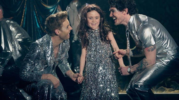 Das könnte eine glückliche Familie sein: Gabriel (Sion Daniel Young), Jake (Leo Harris) und Andy (Fra Fee, v. l.).