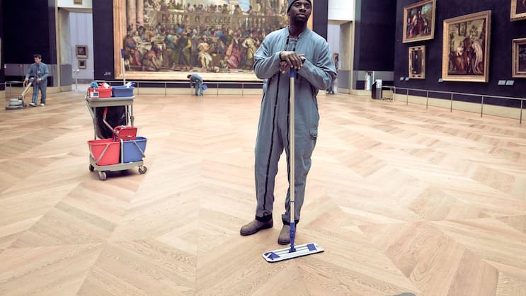 Gut getarnt: Meisterdieb Assane (Omar Sy) «recherchiert» im Louvre.
