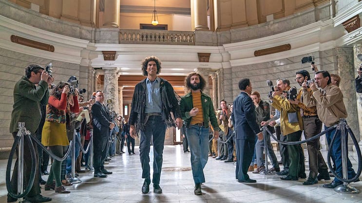 Anarcho-Hippie: Kriegsgegner Abbie Hoffman (Sacha Baron Cohen, Mitte l.) weiss sich in Szene zu setzen.
