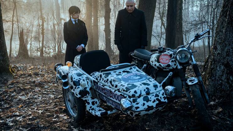 Familienbande: Wednesday Addams (Jenna Ortega) und ihr Onkel Fester (Fred Armisen).