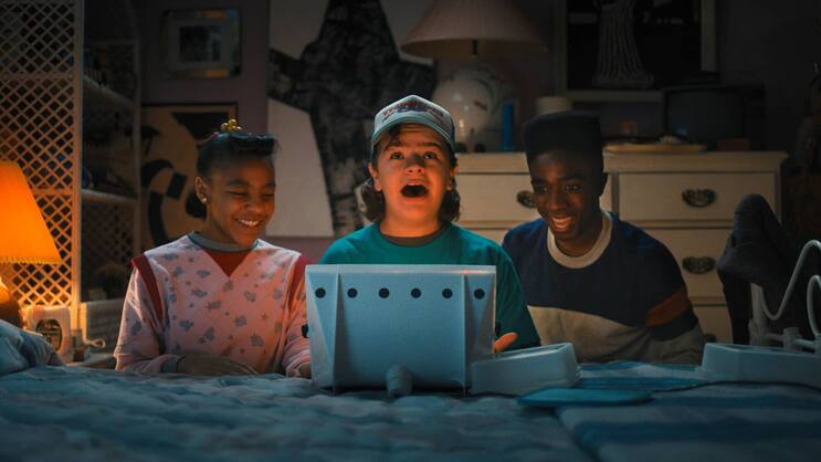 Erica, Dustin und Lucas (v. l.) kontaktieren ihre Freunde in der finsteren Parallelwelt.