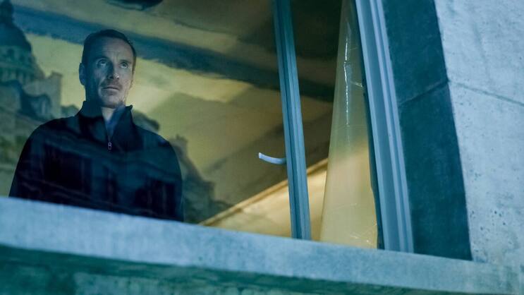 Michael Fassbender als namenloser Killer mit einem Flair für Yoga.