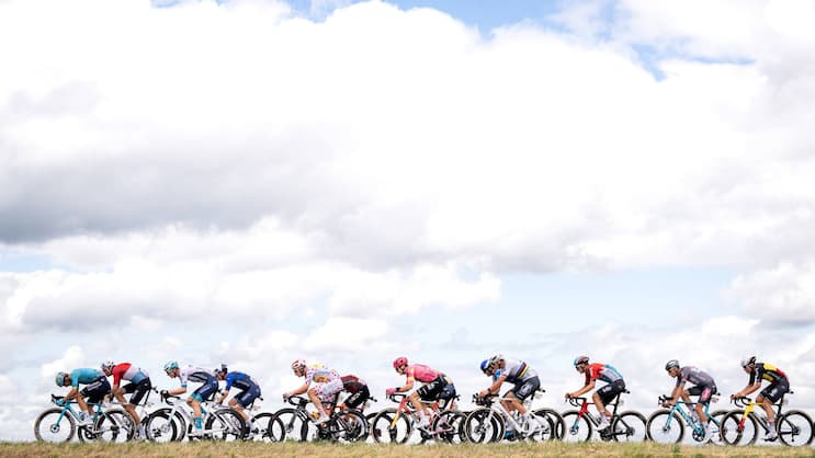 Hopp hopp hopp! Bald steigen sie wieder in Pedalen – an der Tour de France und auf Netflix.