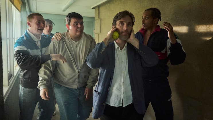Anstaltsleiter Steve (Cillian Murphy, 2. v. r.) wird wie so oft von seinen Schützlingen belagert.