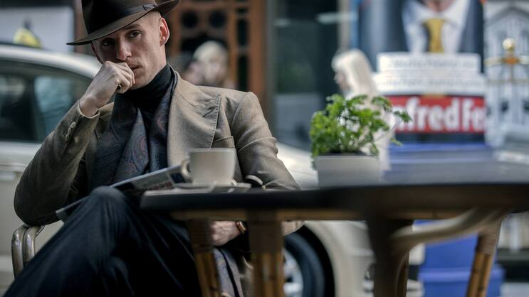 Der Schakal (Eddie Redmayne) bespitzelt aus sicherer Distanz sein nächstes Opfer.
