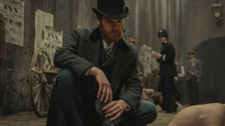 Im Jahr 1890 nimmt das drei Jahrhundert währende Unheil seinen Lauf: Detective Inspector Hillinghead (Kyle Soller).