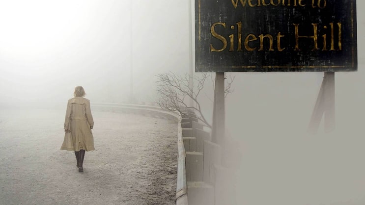 Rose (Radha Mitchell) macht sich in der Videospielverfilmung «Silent Hill» auf die Suche nach ihrer verschwundenen Tochter.