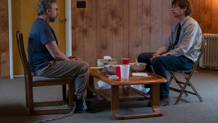 Psychotherapeut Alan (Steve Carell, l.) wird von einem Patienten (Domhnall Gleeson, r.) gefangen gehalten, der sich als Serienmörder zu erkennen gibt.