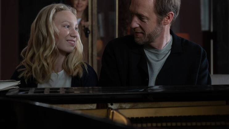 Als die Welt noch heile war: Viktor Larenz (Stephan Kampwirth) und seine Tochter (Helena Zengel) spielen gemeinsam ihre Melodie auf dem Klavier.