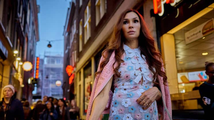 Wird Betty (Famke Janssen) die neue Königin im Cannabis-Business von Amsterdam?