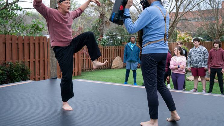 Daniel (Ralph Macchio, r.) übt mit Johnny (Billy Zabka) den legendären Kranich-Kick.