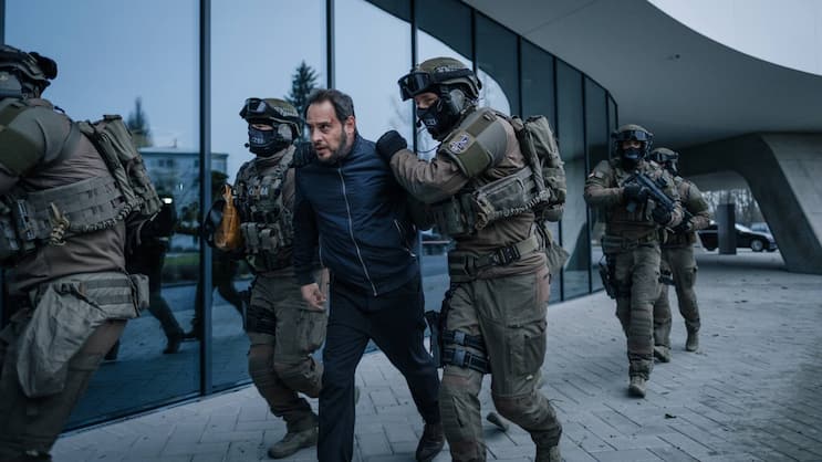 Der verdächtigte Ex-Informatiker (Moritz Bleibtreu) wird abgeführt.