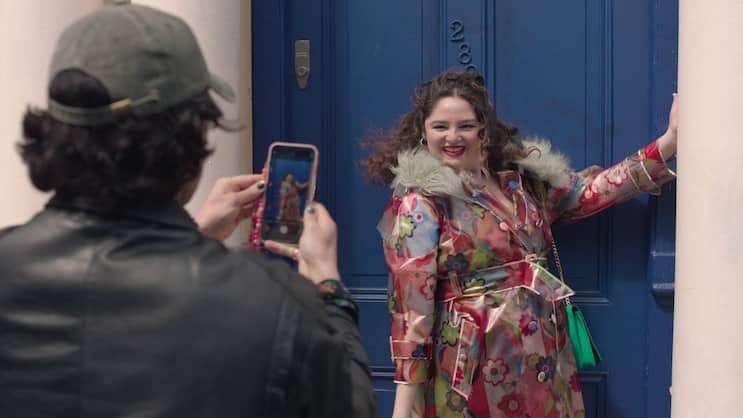 Say cheese! Jessica (Megan Stalter) mag es bunt, schrill und laut.