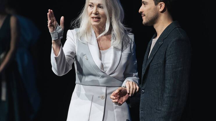 Aeon-Boss Sophie Theissen (Iris Berben) mit Mitarbeiter Max (Kostja Ullmann).