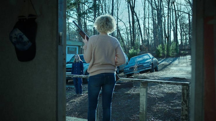 Nicht willkommen: Wendy (Laura Linney) wird von Ruth (Julia Garner) mit der Flinte erwartet.