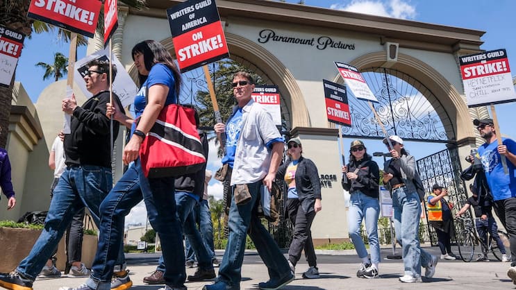 Los Angeles, 5. Mai 2023: Mitglieder der Gewerkschaft The Writers Guild of America (WGA) streiken.