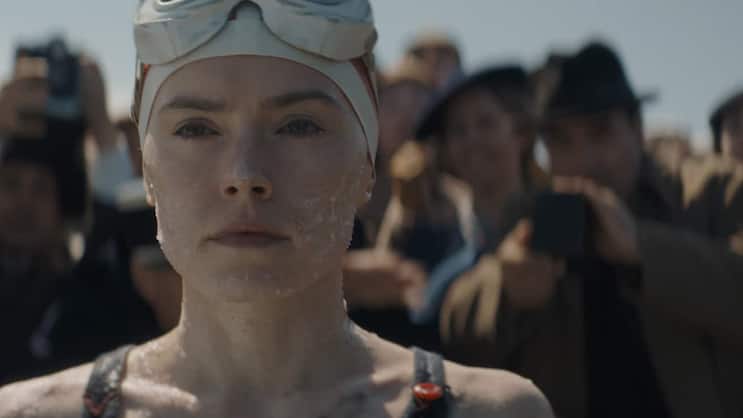 Trudy Ederle (Daisy Ridley) hatte nicht nur im Wasser mit erheblichem Widerstand zu kämpfen.
