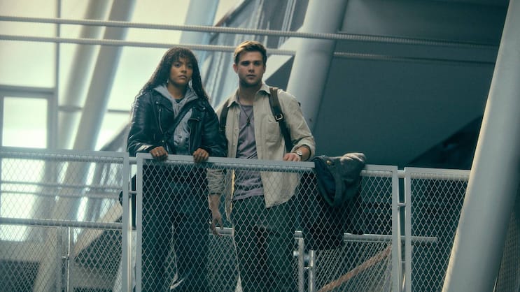 Die NSA-Agentin (Quintessa Swindell) und der Mathematiker (Leo Woodall) flüchten vor einem unsichtbaren Feind.