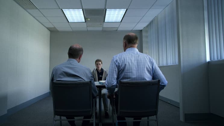 Marie (Kaitlyn Dever) wird von zwei Polizisten verhört.