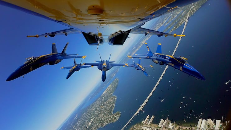 Die sechs Boeing F/A-18E Super Hornets fliegen beieinander, als wär’s ein einziger Jet.
