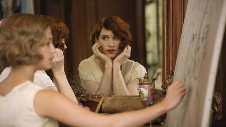 Eddie Redmayne als Transfrau Lili Elbe, gemalt von Ehefrau Gerda Wegener (Alicia Vikander).