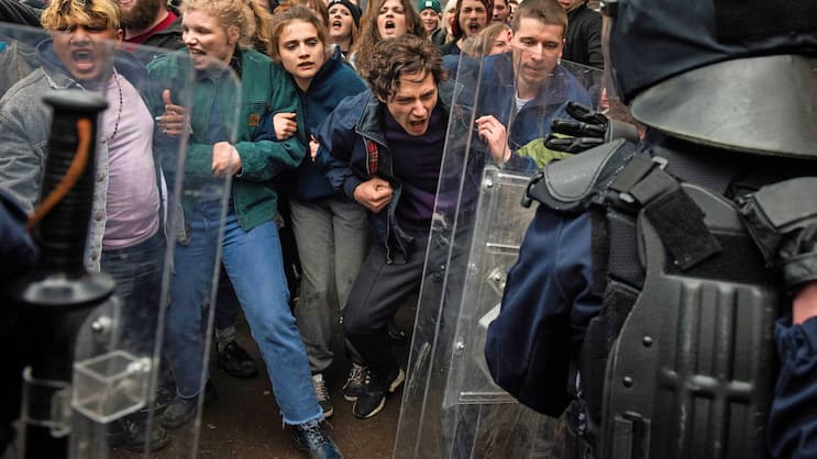 Mittendrin: Luisa (v. in blau) kommt an ihrer ersten grossen Antifa-Demo auf den Geschmack.