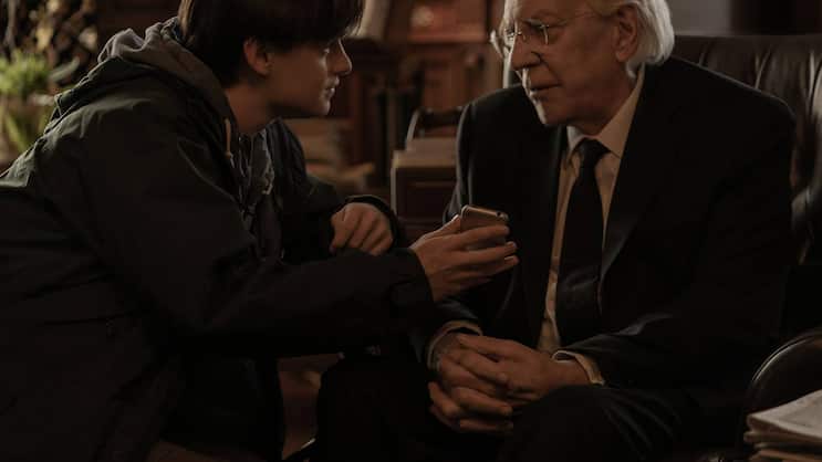 Bald steckt Craig (Jaeden Martell, l.) dem toten Mr. Harrigan (Donald Sutherland, r.) das Handy in die Tasche.