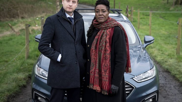 Stoisch und oft unterkühlt: Ellis (Sharon D. Clarke) und ihr beklommener Kollege (Andrew Gower).