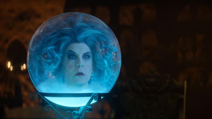 Da staunen die Geisterexperten: Jamie Lee Curtis als Medium in der Kugel.