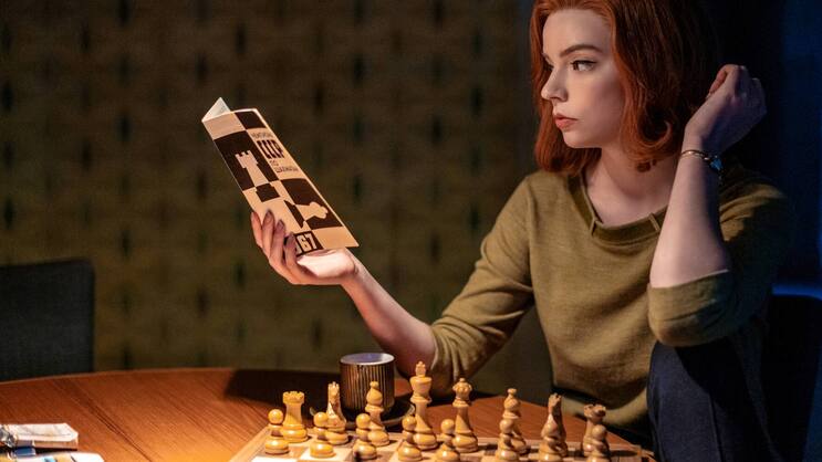 Anya Taylor-Joy als geniales Waisenmädchen Elizabeth Harmon.