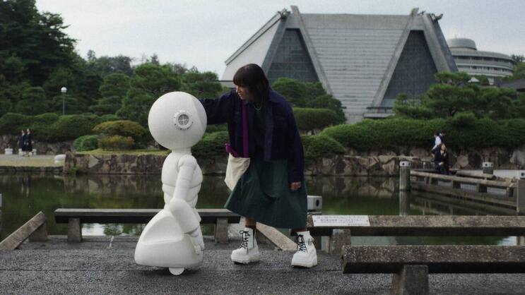 Suzie (Rashida Jones) ist besorgt: Ihr Roboter führt sich immer seltsamer auf.