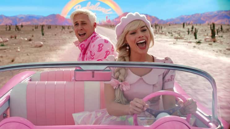 Ein Trip in die echte Welt: Barbie (Margot Robbie) chauffiert Ken (Ryan Gosling).