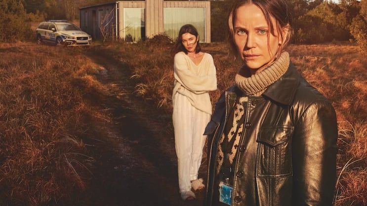 In Hassliebe vereint: Iris (Sofia Helin, r.) mit Schwester Kattis (Hedda Stiernstedt).