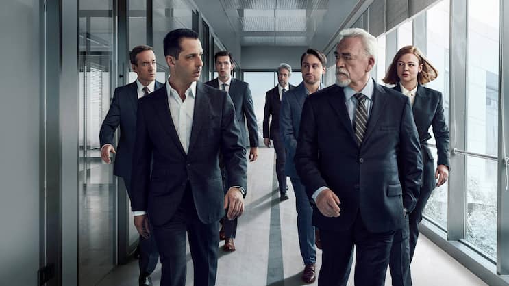 Jeremy Strong (vorne links) gewann einen Golden Globe als bester Serien-Hauptdarsteller Drama und Sarah Snook (r.) als beste Nebendarstellerin im Bereich Serie, Miniserie oder Fernsehfilm.