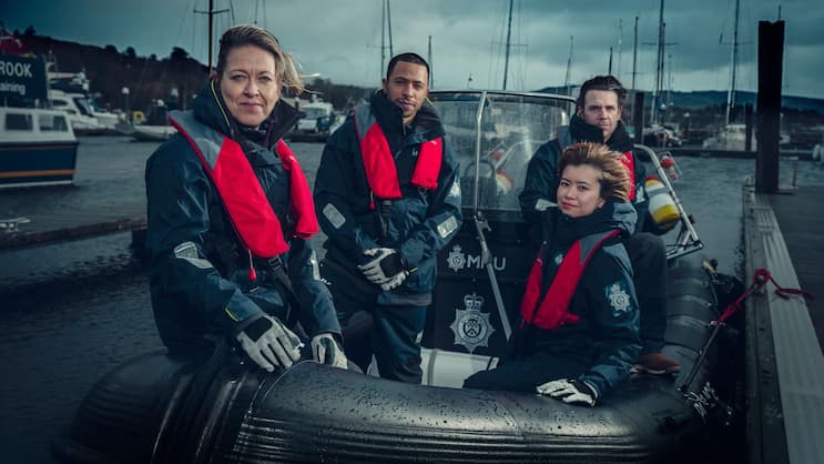 Kann ich das? Annika (Nicola Walker, l.) leitet das Mordkommissionsteam der schottischen Marine.