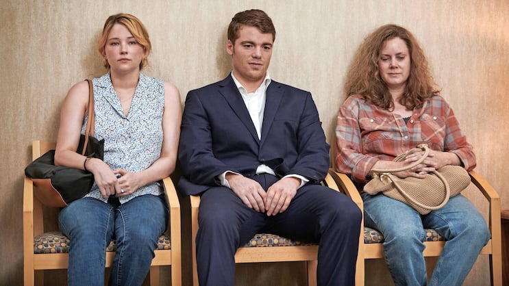 Krisenmodus: Vance und seine Schwester Lindsay mit ihrer drogensüchtigen Mutter Bev (r).