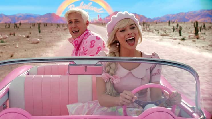 Ein Trip in die echte Welt: Barbie (Margot Robbie) chauffiert Ken (Ryan Gosling).
