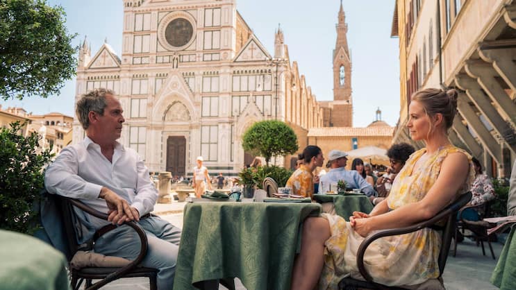In Florenz ahnt Cameron (Tom Hollander) noch nicht, dass er Iris (Niamh Algar) bald quer durch Italien jagt.