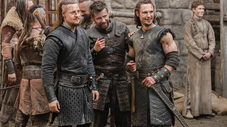 Gezeichnet vom Kampf: Uhtred von Bebbanburg (Alexander Dreymon, l.) mit seinen Männern.