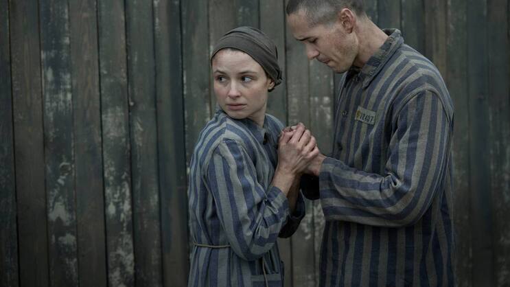 Der Tätowierer Lali (Jonah Hauer-King) und die Insassin Gita (Anna Próchniak) verlieben sich im KZ Auschwitz.