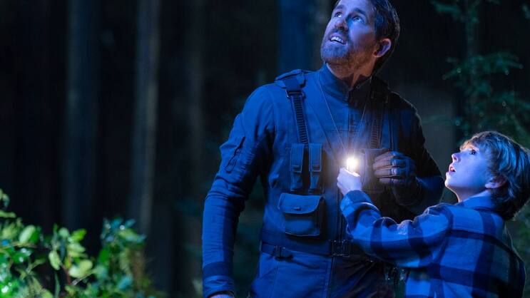 «The Adam Project» mit Ryan Reynolds als grosser Adam und Walker Scobell als junger Adam.