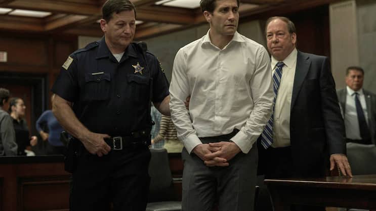Staatsanwalt Rusty (Jake Gyllenhaal, M.) für einmal auf der Anklagebank.