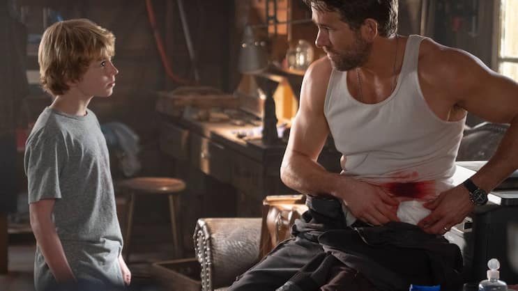 «The Adam Project» mit Walker Scobell als junger Adam und Ryan Reynolds als grosser Adam.