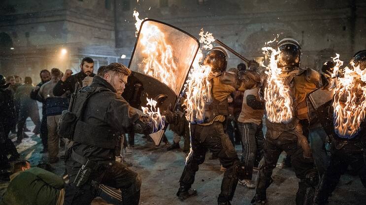 Feuer! Action! Tyler Rake! Chris Hemsworth lässt es in «Extraction 2» wieder mächtig krachen.